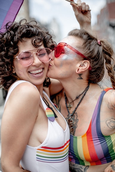 donne bacio.jpg
